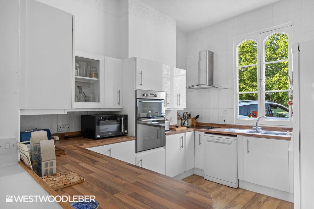 Property photo 3 of 38 Beaumontmanor_14.Jpg