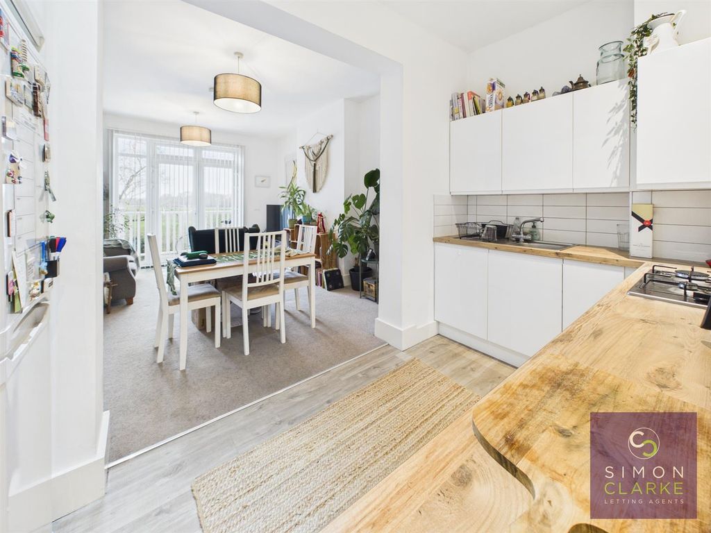 Property photo 3 of 14 Cam05425G0-Pr0096-Still010.Jpg