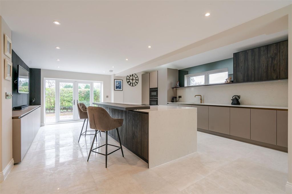 Property photo 3 of 49 Ground Floor