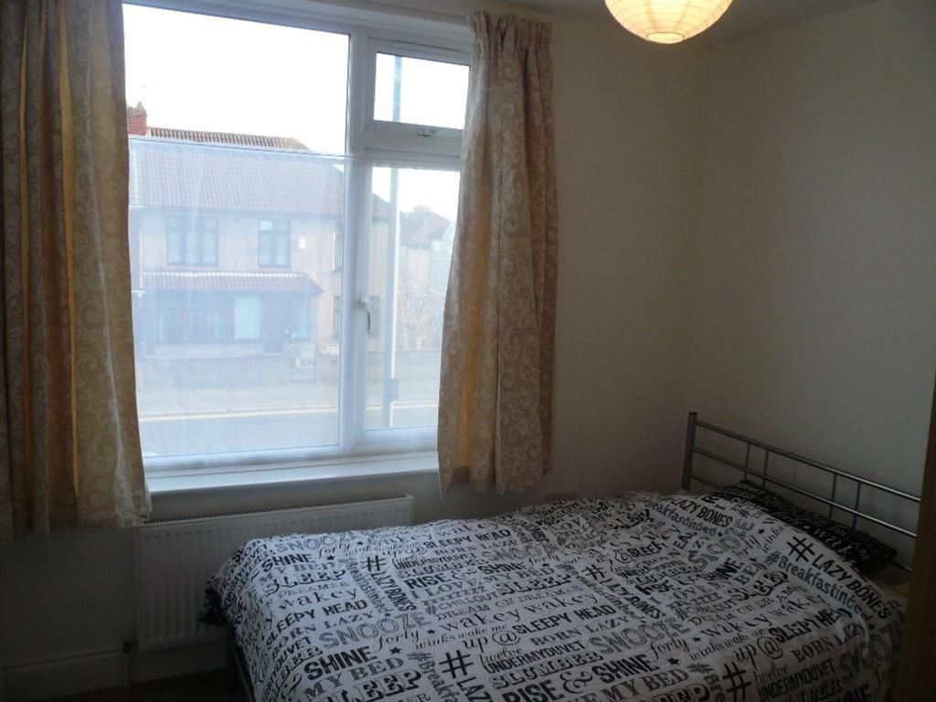 Property photo 3 of 10 A Bright And Inviting Double Bedroom Featuring Lar...