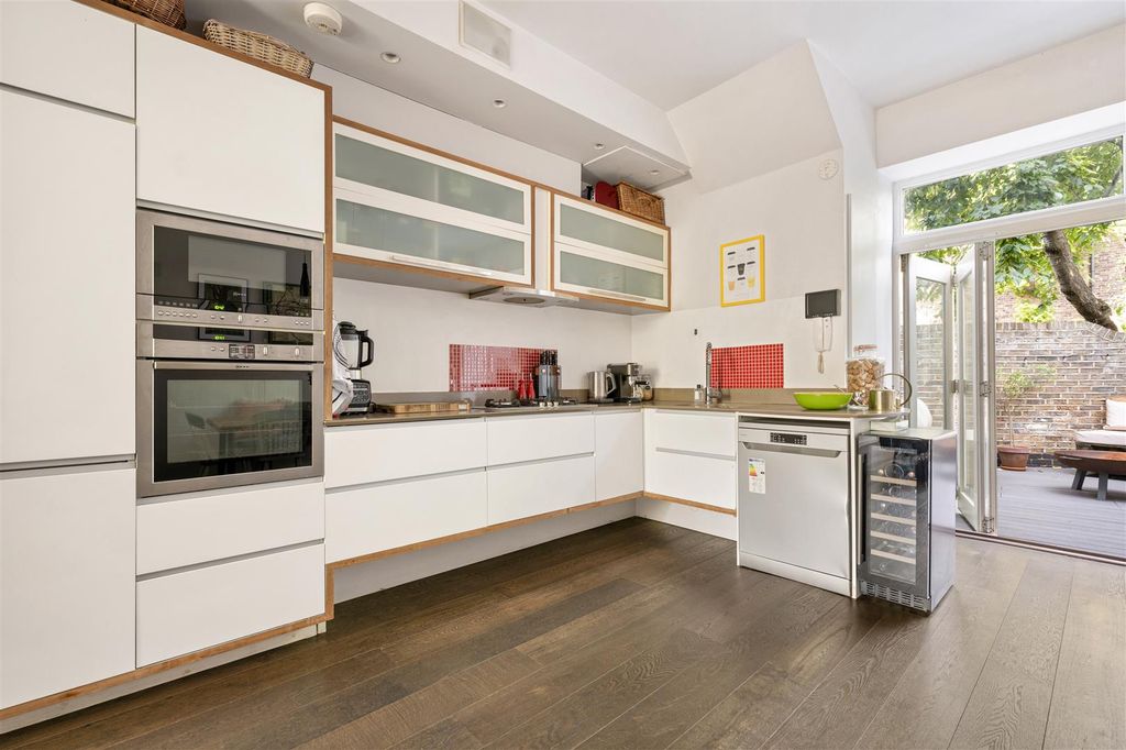 Property photo 3 of 27 Newington Green Road, N1