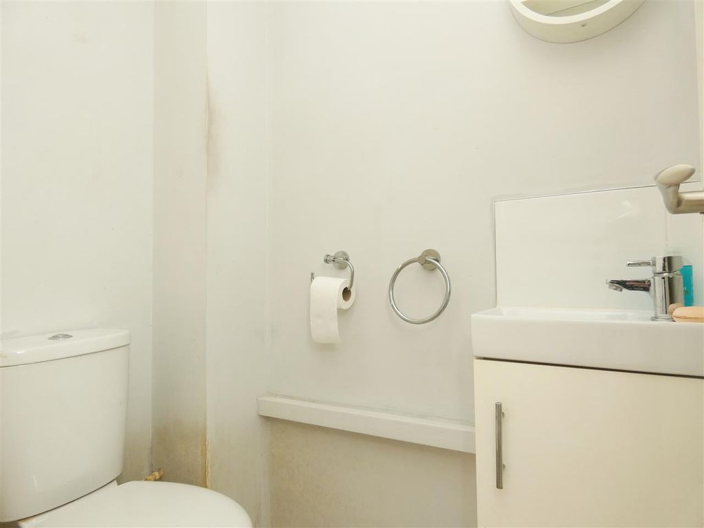 Property photo 3 of 16 Cloakroom