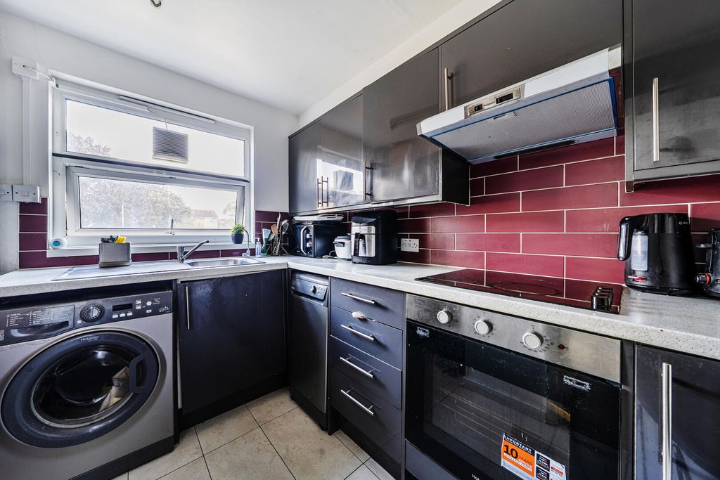 Property photo 3 of 11 Kitchen