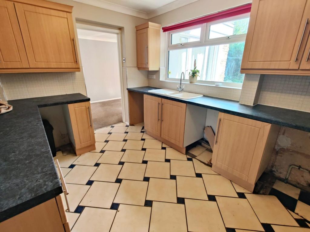 Property photo 3 of 11 Kitchen