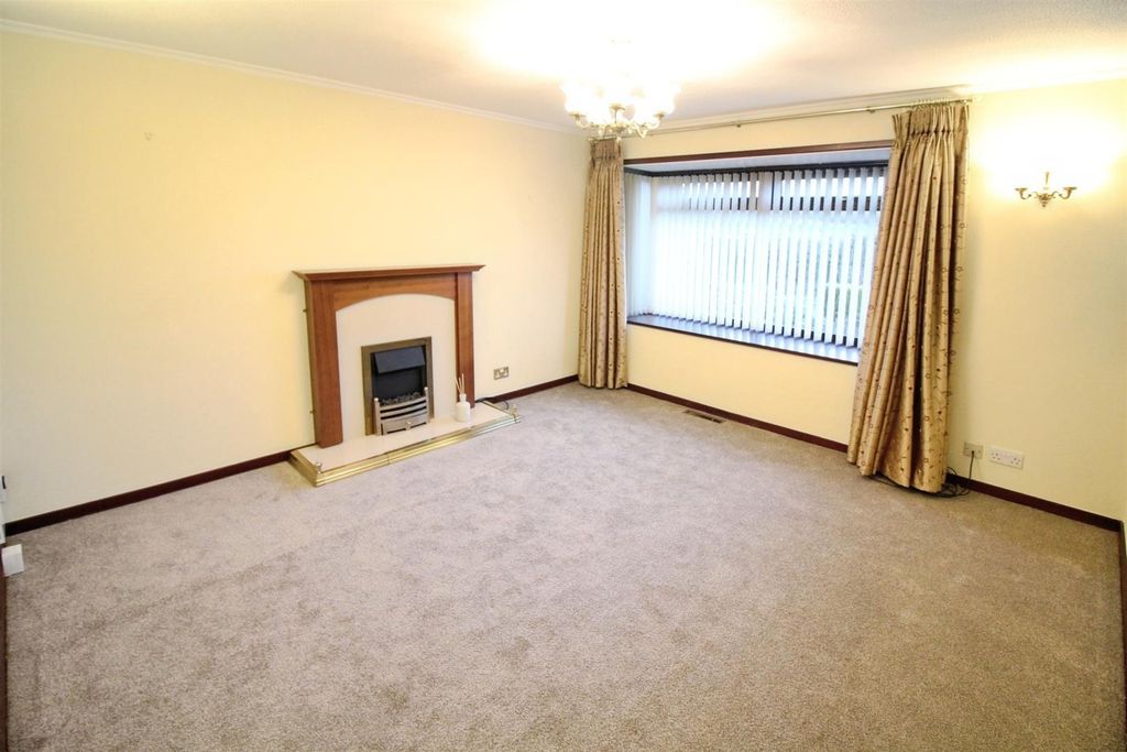 Property photo 3 of 20 Lounge