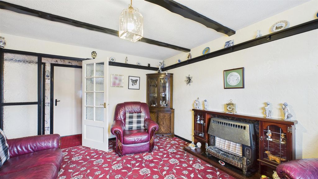 Property photo 3 of 16 Lounge