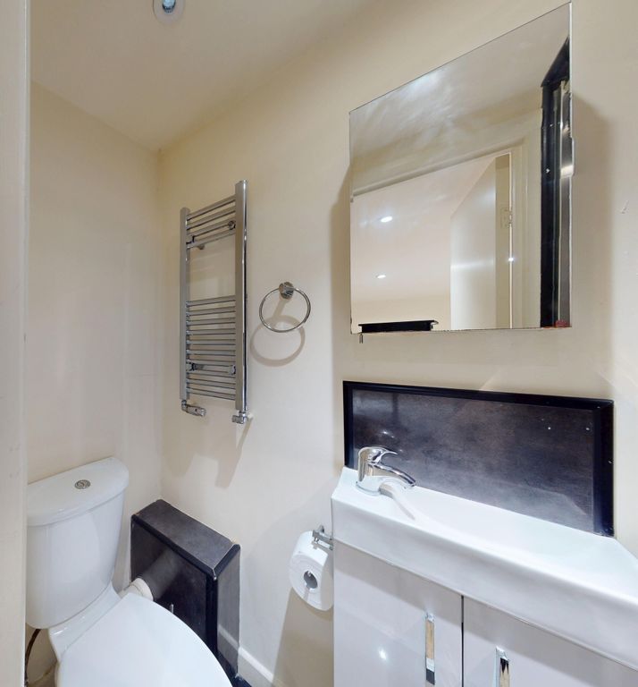 Property photo 3 of 9 Bathroom