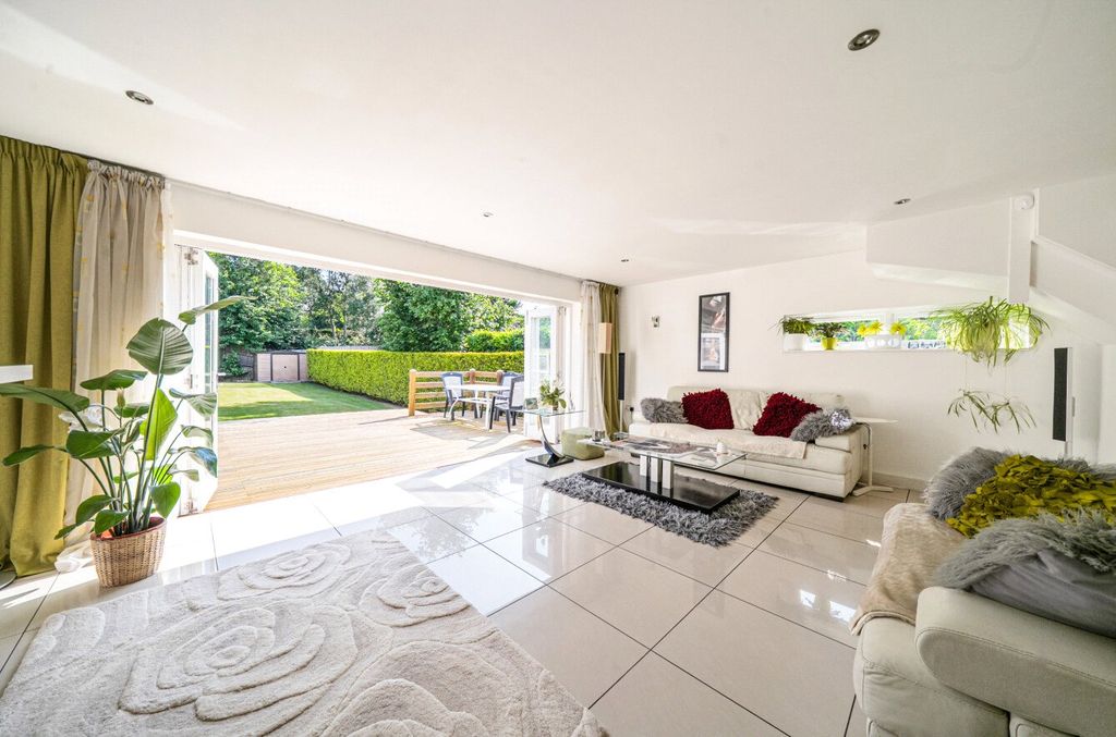 Property photo 3 of 14 Sitting Room