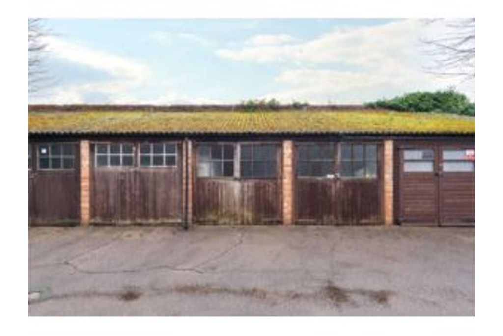 Property photo 1 of 4 Garage