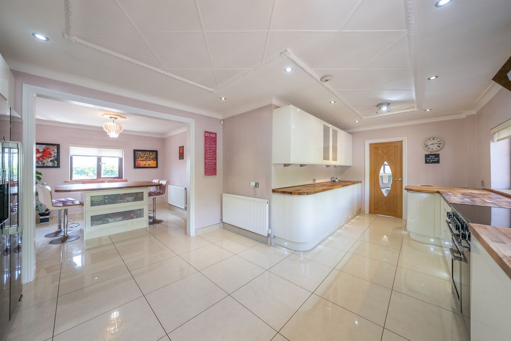 Property photo 3 of 34