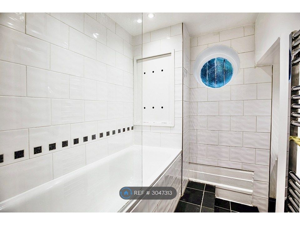 Property photo 3 of 10 Bathroom