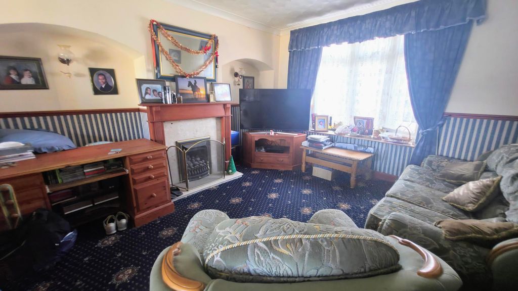 Property photo 1 of 16 Lounge