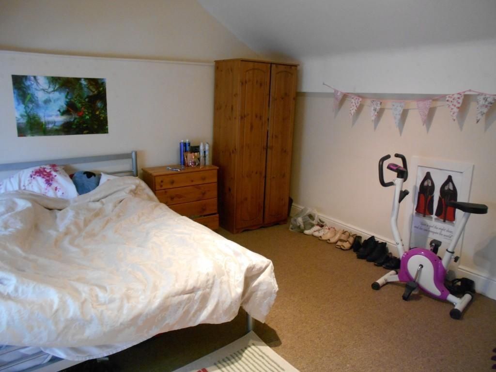Property photo 2 of 9 A Cozy Double Bedroom Featuring A Comfortable Bed ...