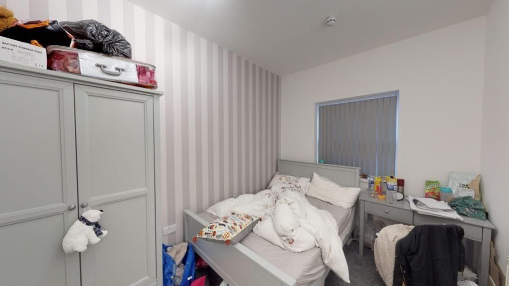 Property photo 1 of 8 A Cozy Double Bedroom With A Comfortable Bed And P...