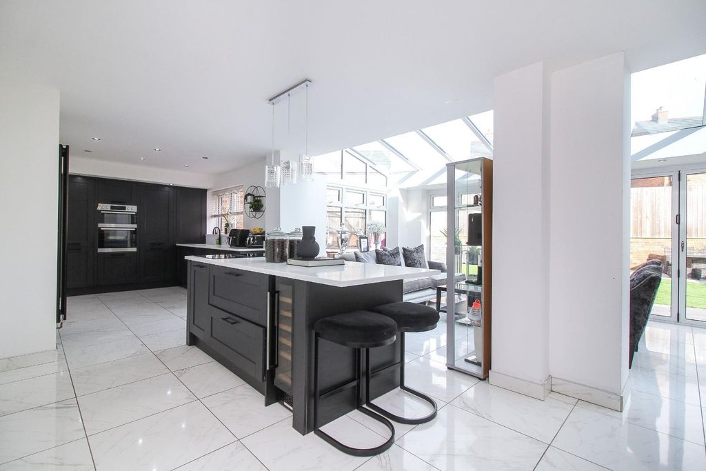 Property photo 3 of 11 Kitchen Diner / Family Room