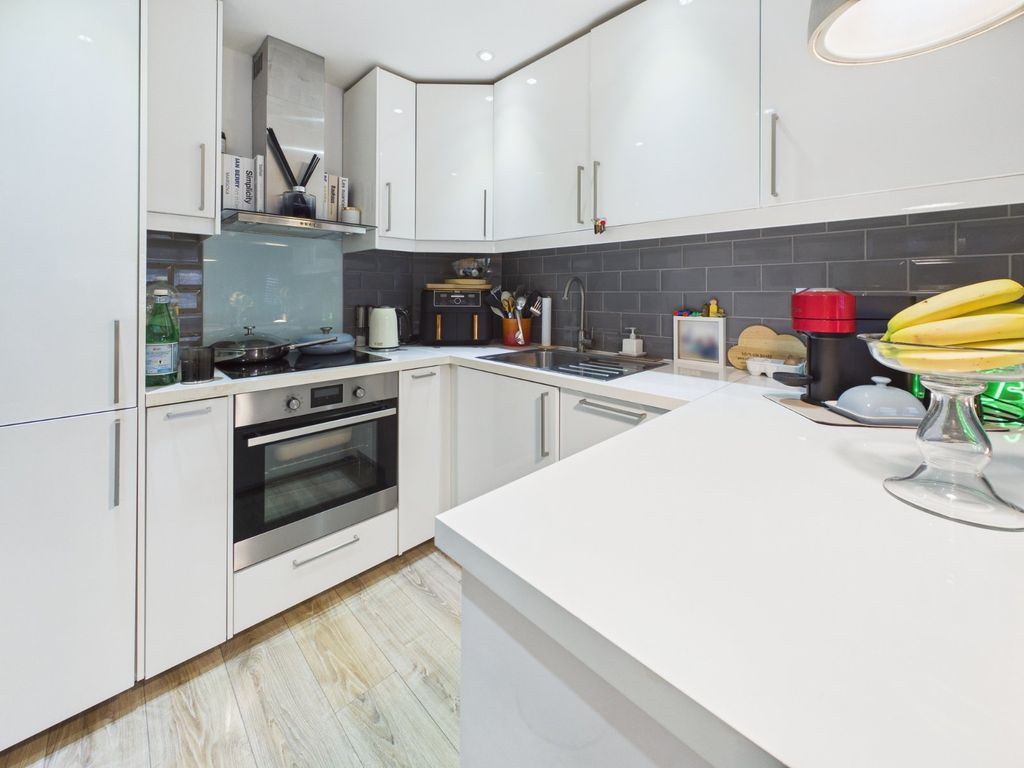 Property photo 3 of 9 Kitchen