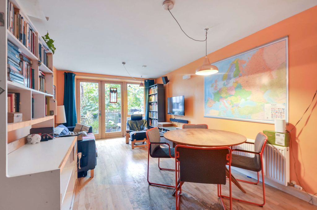 Property photo 2 of 19 Lounge (4).Jpg