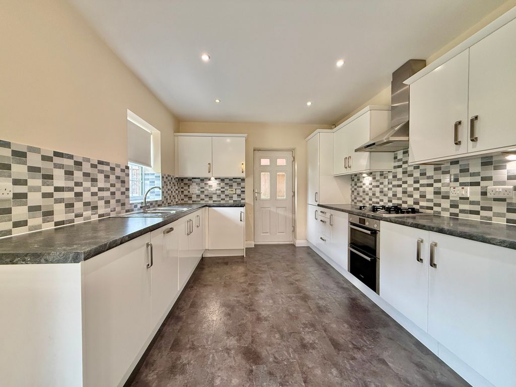 Property photo 3 of 17 Kitchen