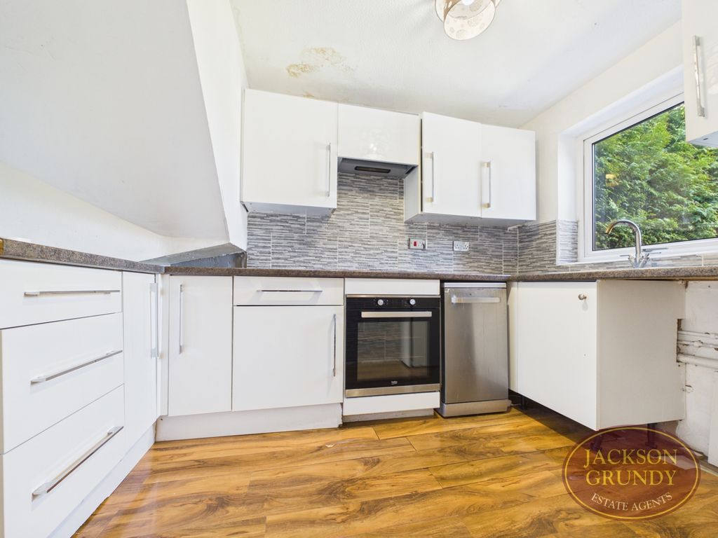 Property photo 3 of 14 Lowlands Close