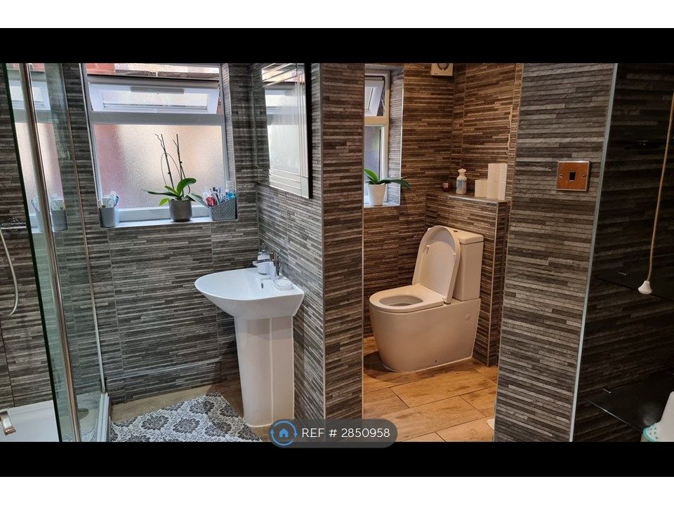 Property photo 1 of 8 Bathroom