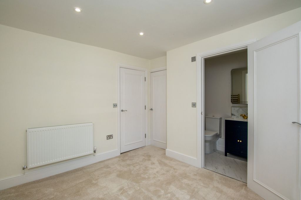 Property photo 3 of 12 011