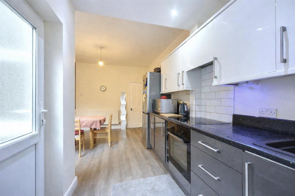 Property photo 3 of 16 Kitchen