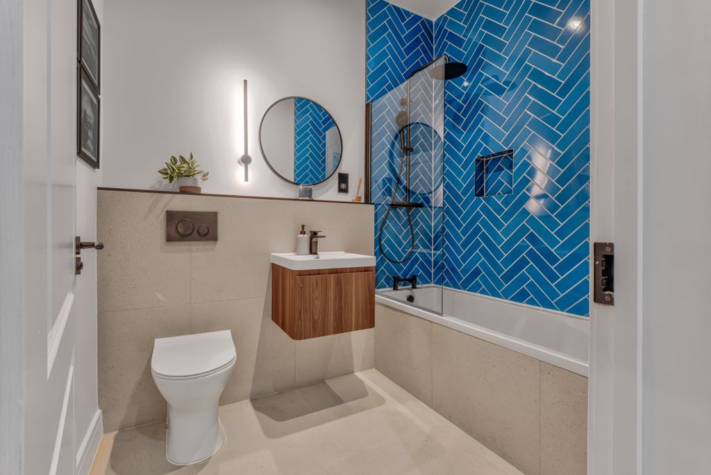 Property photo 2 of 8 Flat 2 Bathroom