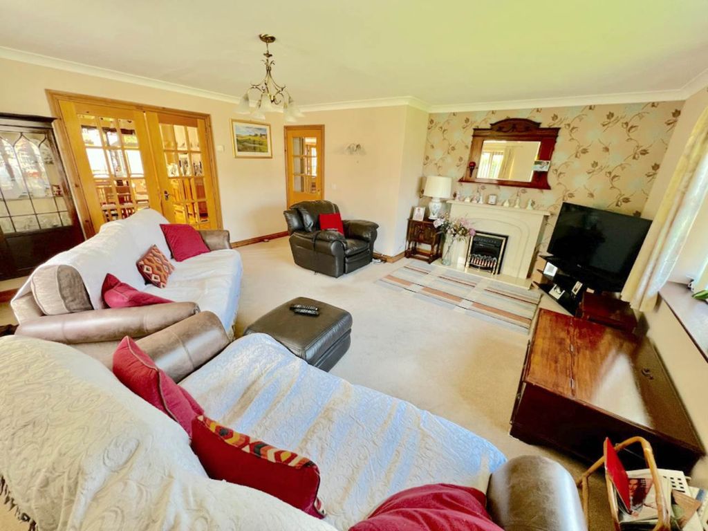 Property photo 3 of 20 Lounge