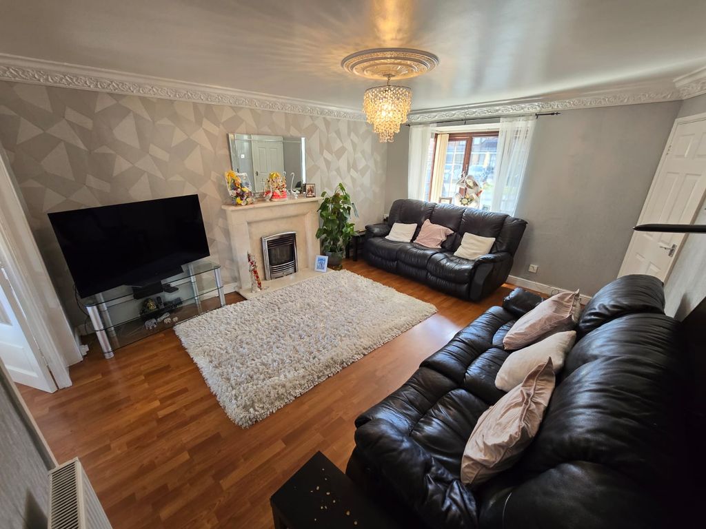 Property photo 3 of 17 Lounge B