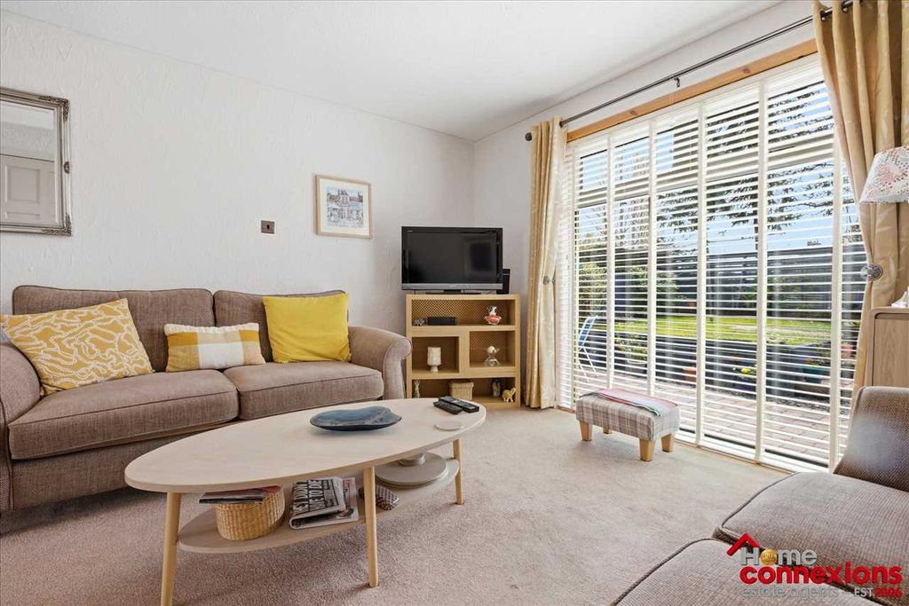 Property photo 3 of 25 Lounge (1)