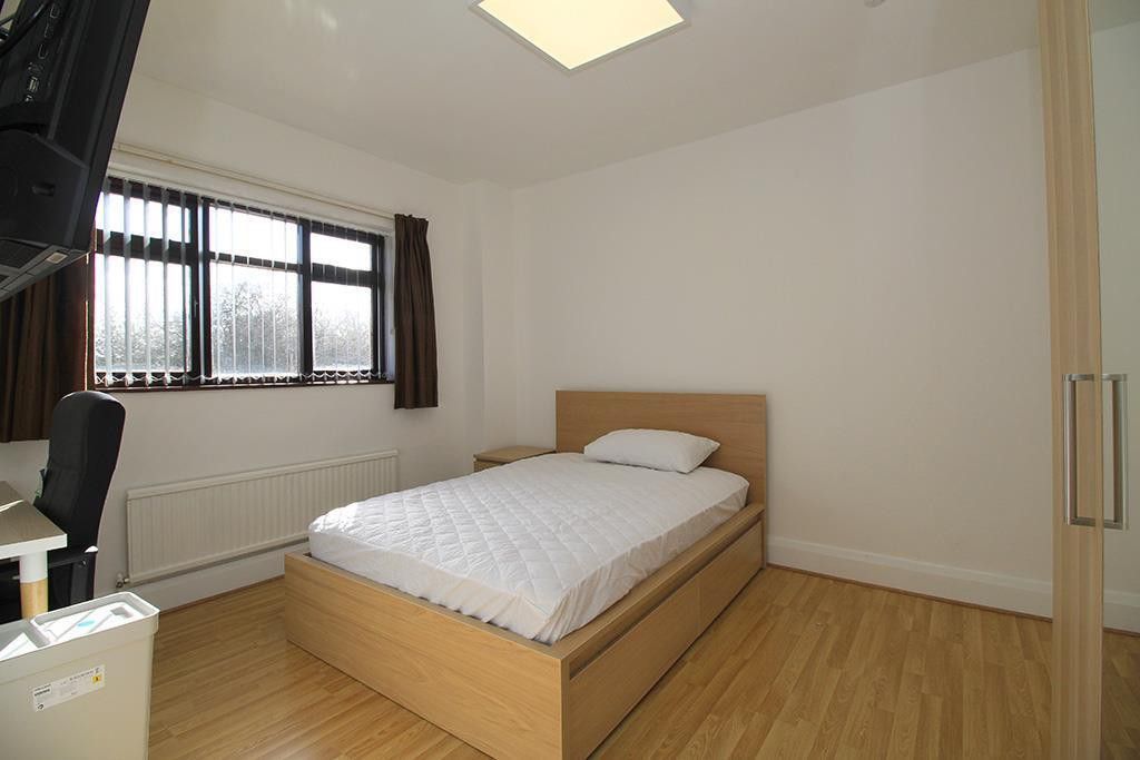 Property photo 2 of 27 Bedroom