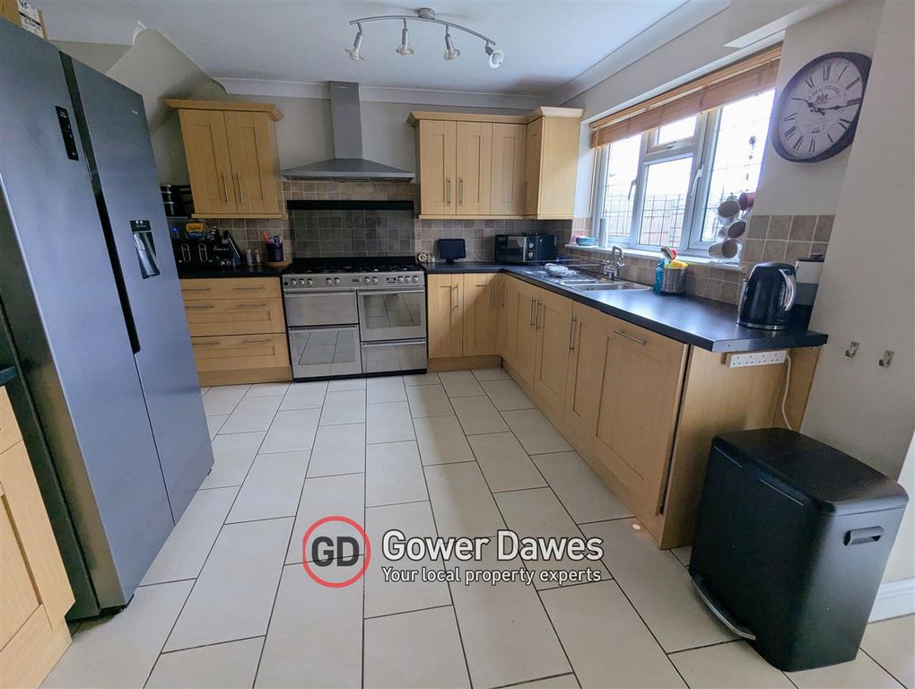 Property photo 3 of 17 Kitchen