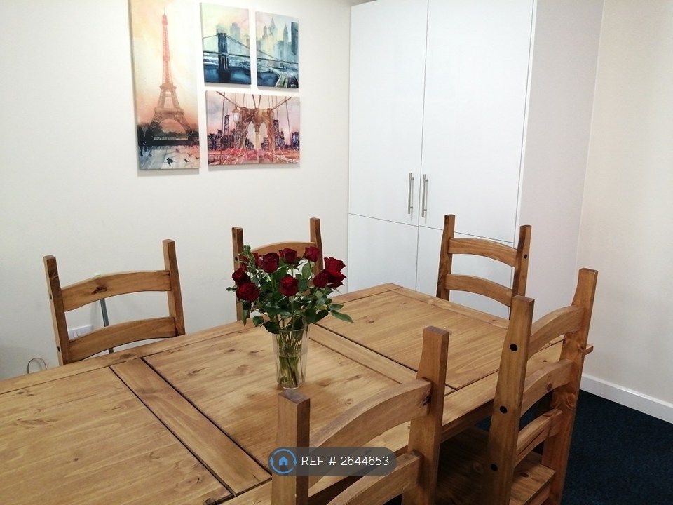 Property photo 3 of 8 Kitchen/Lounge