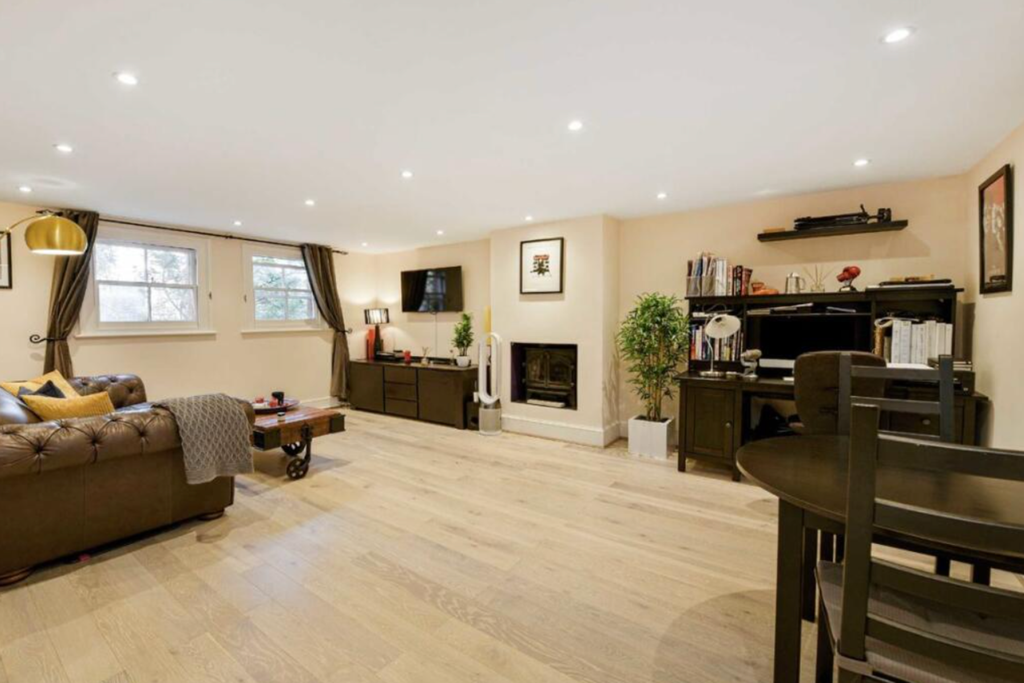 Property photo 2 of 7 Renfrew Road - Lounge