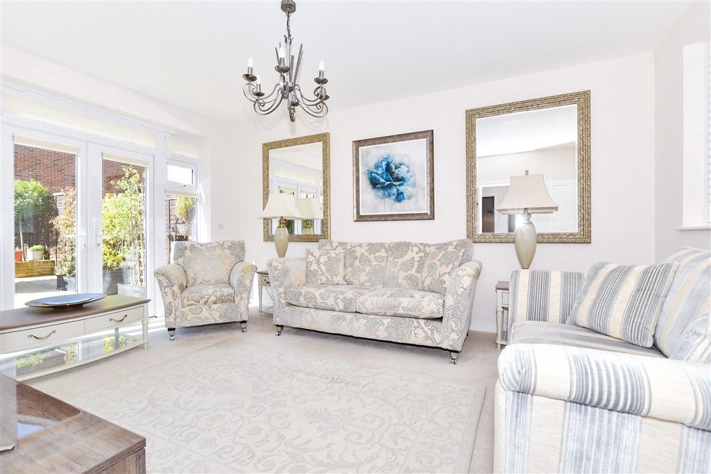 Property photo 1 of 17 Lounge