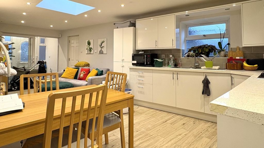 Property photo 1 of 15 Bright Open-Plan Living And Kitchen Area With Mode...