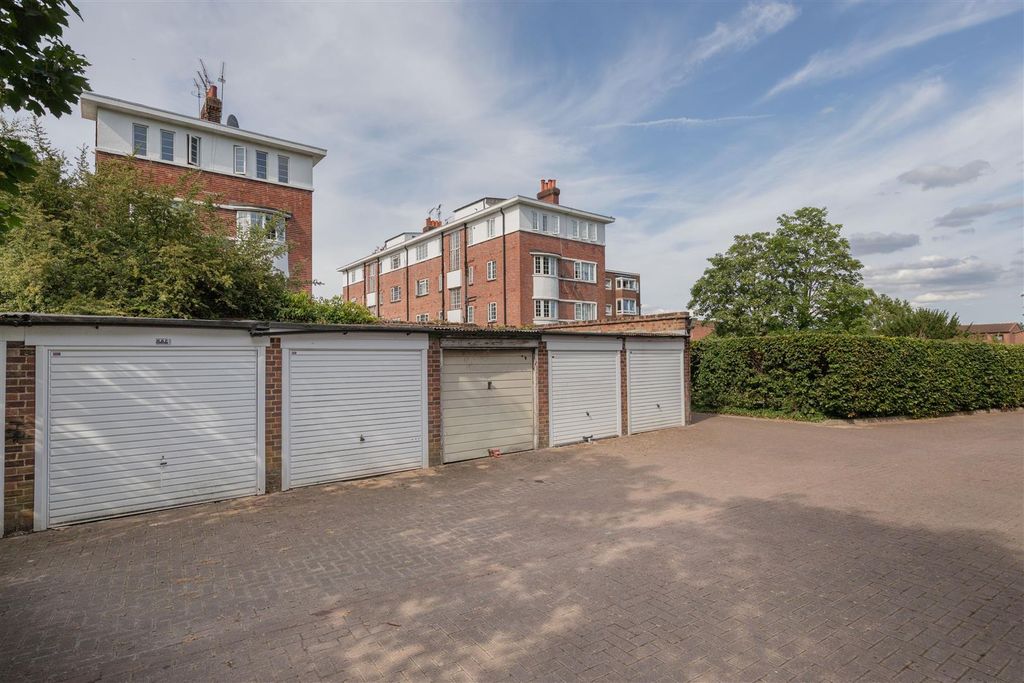 Property photo 3 of 24 Churchfields, E18