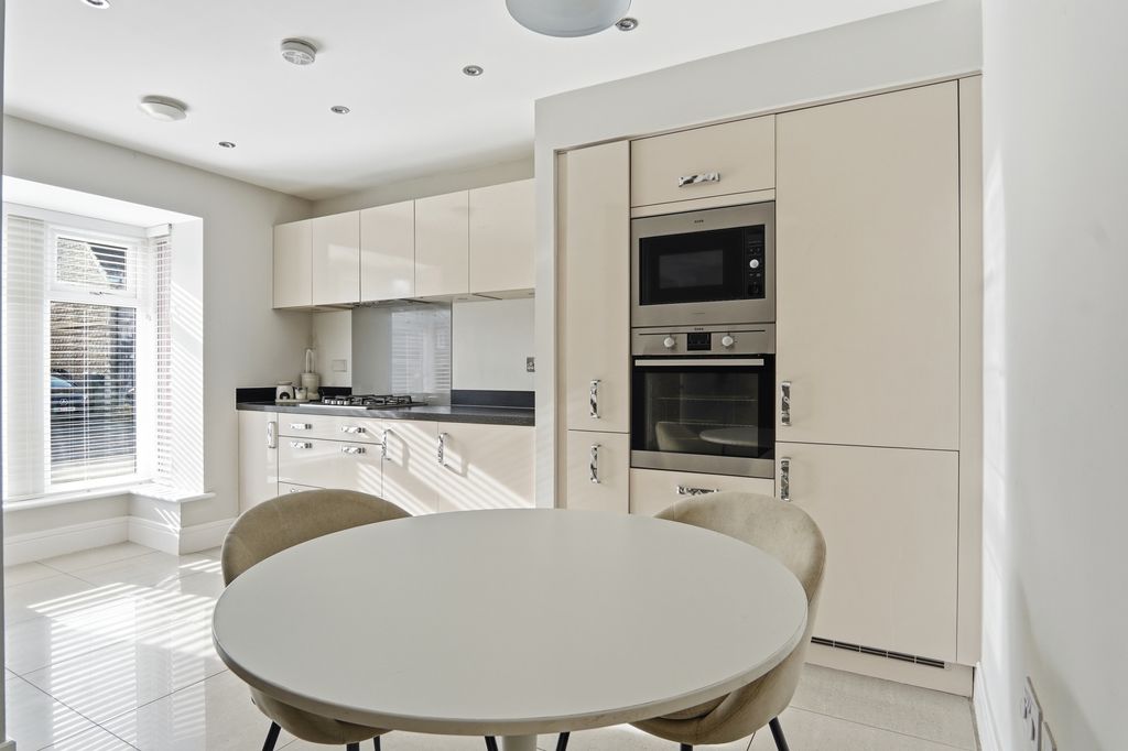 Property photo 2 of 15 Mayfairmount004