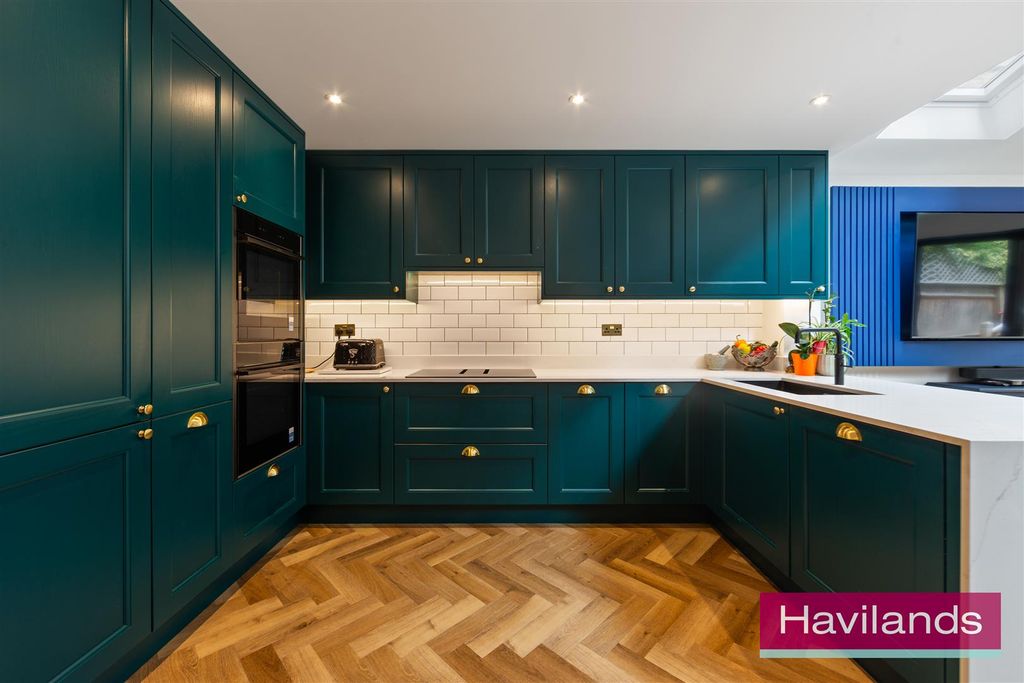 Property photo 2 of 22 Tresilian Avenue-14.Jpg