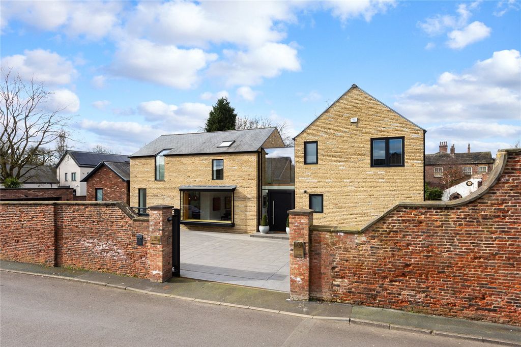 Property photo 2 of 30 Front Exterior