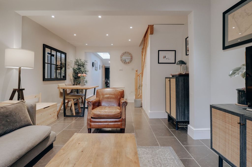 Property photo 1 of 11 Through-Lounge