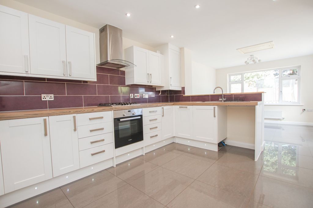 Property photo 2 of 13 5596012
