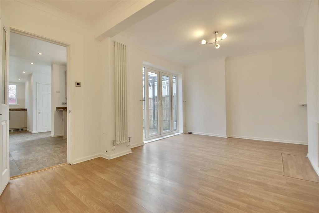 Property photo 3 of 17 7C69E8Ff-0996-4Cac-Ad72-94744Bbf28Df_1_201_A.Jpeg