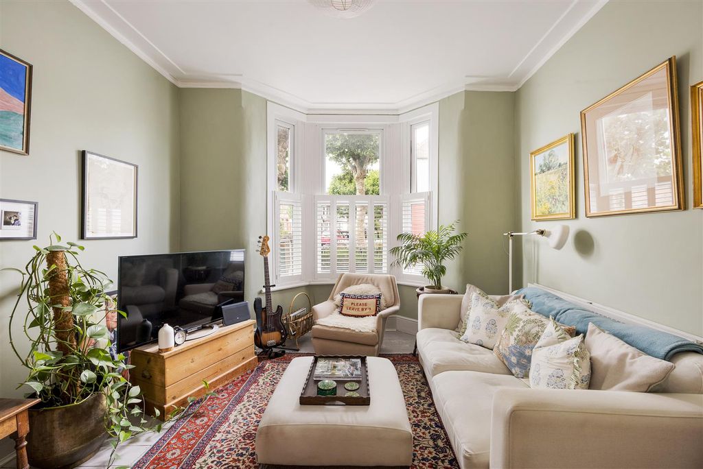 Property photo 2 of 29 Dersingham Avenue, E12