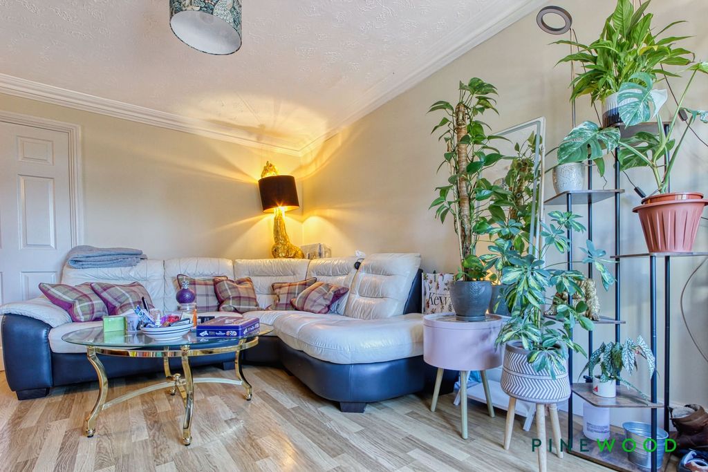 Property photo 3 of 13 Lounge