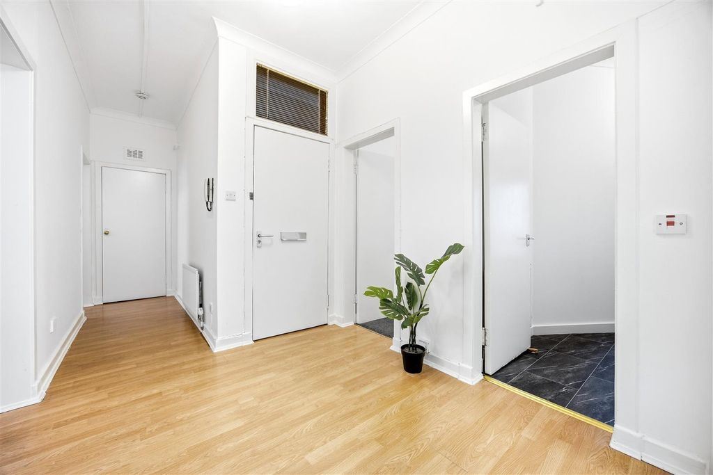 Property photo 3 of 15 03-1-1_1328_Duke_Street_Glasgow_003.Jpg