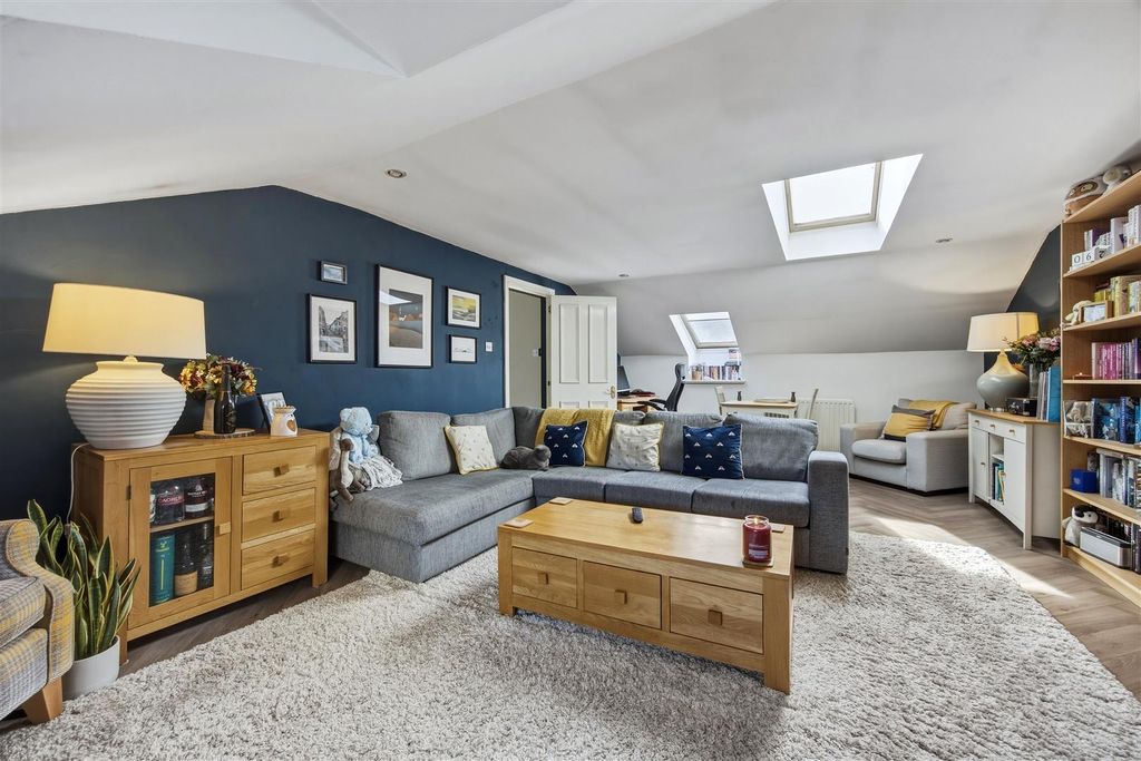 Property photo 2 of 29 27-2-4_25_Broomhill_Drive_Glasgow_027.Jpg