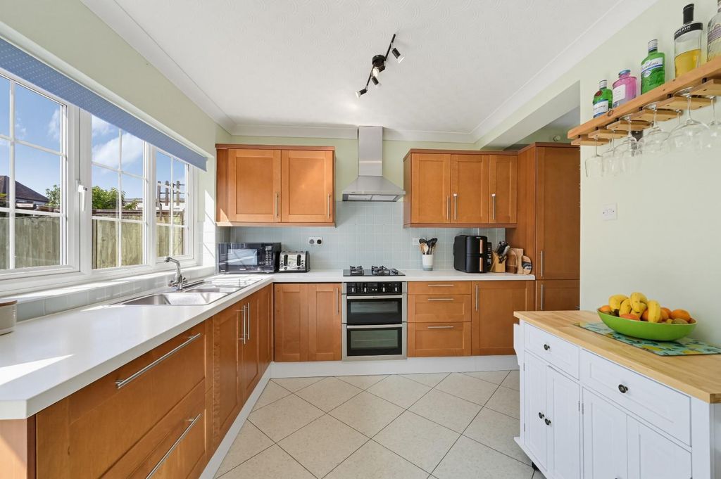 Property photo 3 of 16 Chatsworth Road