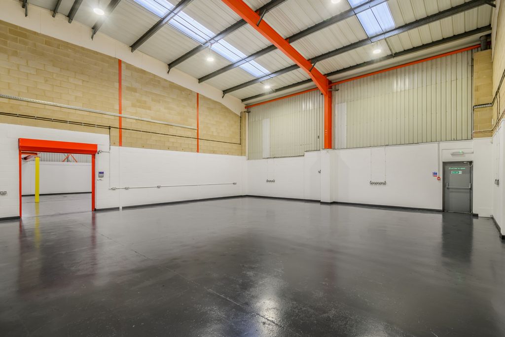 Property photo 3 of 22 8673862-Interior07-800