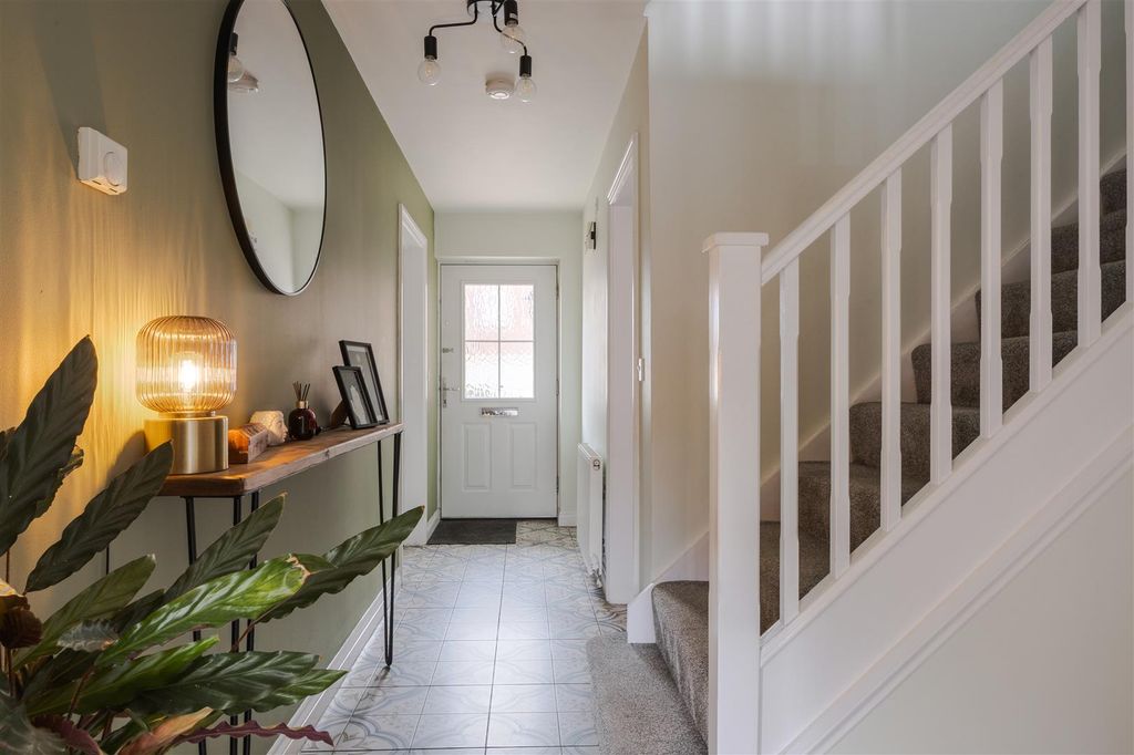 Property photo 2 of 21 Entrance Hall